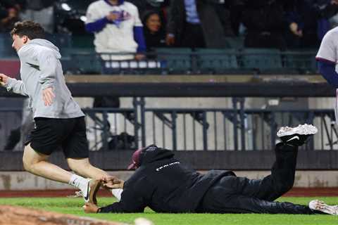 Fan storms Citi Field, gets tackled by Mets security — twice — after wild run
