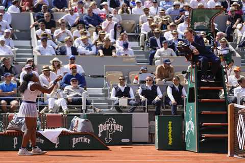 Coco Gauff loses it on umpire during emotional French Open loss to Iga Swiatek