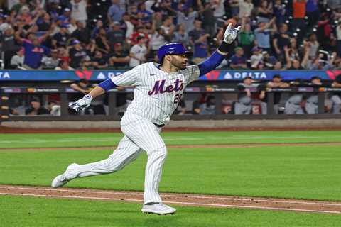 J.D. Martinez’s walk-off homer saves Mets from series loss to NL-East worst Marlins