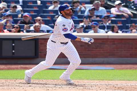 Historic Mets on-base streak by J.D. Martinez ended against Padres