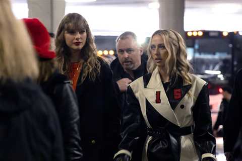 Taylor Swift & Travis Kelce Double Date With Patrick & Brittany Mahomes in New Photos