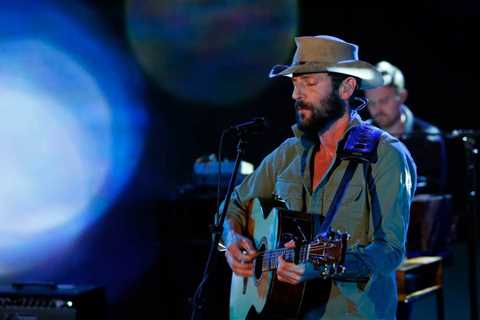 Ray LaMontagne’s ‘Step Into Your Power’ Tops Adult Alternative Airplay Chart