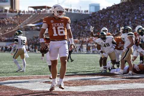 Arch Manning throws first college touchdown, runs for another in impressive Texas showing