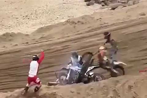 Four Dirt Bikers Collide During Argentina Competition in Wild Video