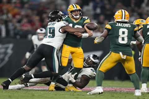 Jordan Love limps off field on final drive of opener in potential Packers nightmare