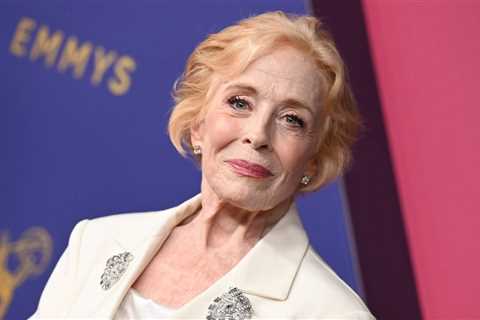 Holland Taylor Had The Sweetest Exchange With A Fashion Critic Who Didn't Like Part Of Her Emmys..