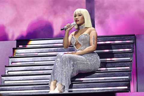 Nicki Minaj Apologizes for Kicking Photographer’s Camera After Mistaking Him for ‘Peeping Tom’