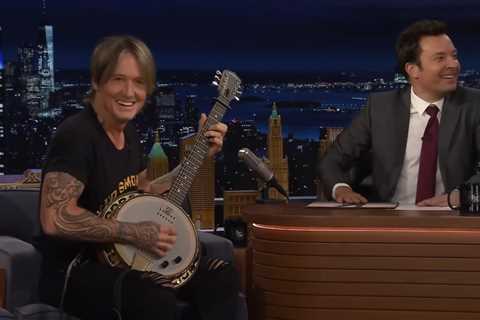 Keith Urban Plays ‘Espresso’ Cover on Banjo, Talks Silly Met Gala Prank on Nicole Kidman on..