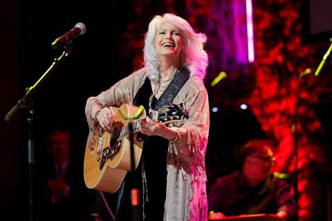 Emmylou Harris to Be Honored at 2024 Humane Awards for Her Animal Welfare Activism