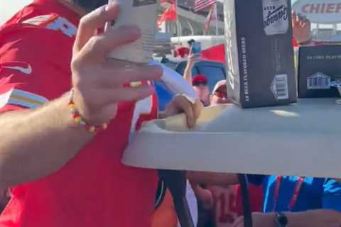 Jason Kelce doles out beer in wild Chiefs tailgate scene ahead of ‘Monday Night Football’