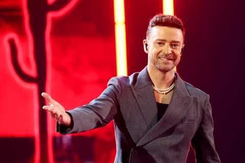 Justin Timberlake Had Hilarious Reaction to Woman’s ‘Got My Tix With My Divorce $$’ Sign at..