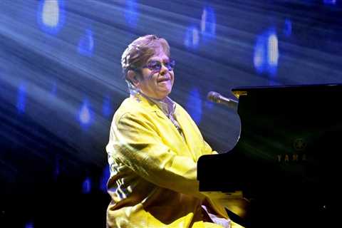 Elton John Sings ‘I’m Still Standing’ With Joni Mitchell, Brandi Carlile, Chappell Roan & More..