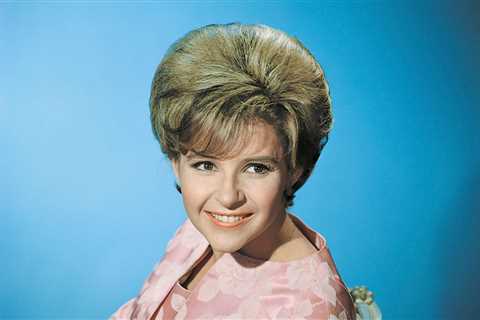 Brenda Lee’s ‘Rockin’ Around the Christmas Tree’ Re-Released in Spanish Using AI Technology