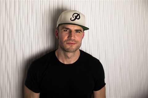 Chart Rewind: In 2014, Sam Hunt’s ‘Leave the Night On’ Rallied to No. 1