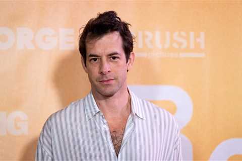 Mark Ronson Injures Biceps Trying to Move Speakers at DJ Set: ‘They Weigh More Than I Thought’