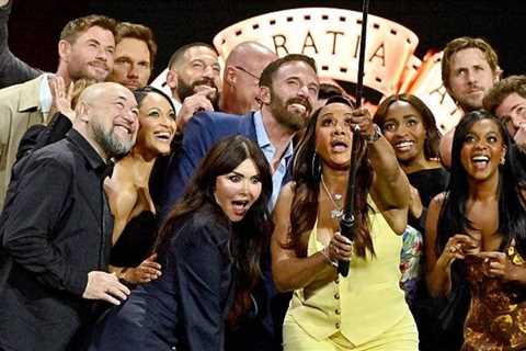 Over A Dozen Celebrities Took A Photo Together, And It's The Most Epic Selfie Ever