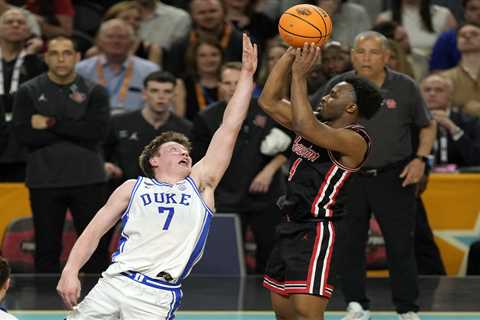 Duke blows late lead as Houston stunningly advances to NCAA final