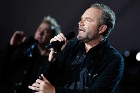 Five For Fighting’s John Ondrasik Talks Re-Writing ‘Superman’ Lyric For Israeli Hostages in Gaza:..