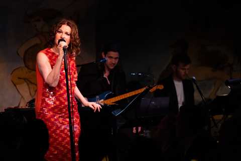 Sandra Bernhard Reveals Open Heart Surgery (Then Fakes Heart Attack) During Café Carlyle..