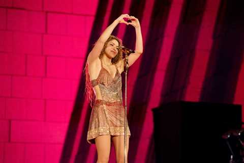 Shakira Kicks Off U.S. Tour With Alejandro Sanz & Wyclef Jean As Surprise Guests