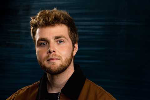 Alex Warren’s ‘Ordinary’ Holds at No. 1 on Both Billboard Global Charts