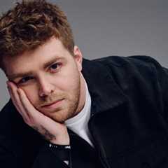 Alex Warren’s ‘Ordinary’ Holds at No. 1 on Global Charts, Sabrina Carpenter’s ‘Manchild’ Debuts at..