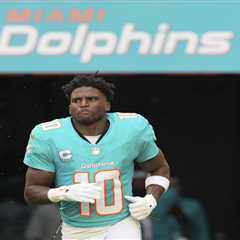 Tyreek Hill lobbies for Jalen Ramsey to stay with Dolphins despite trade buzz