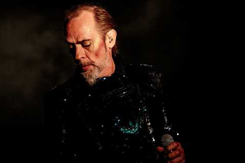 Peter Murphy Cancels 2025 Tour Dates Due To Ongoing ‘Health Issues’