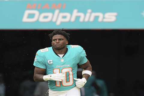 Tyreek Hill lobbies for Jalen Ramsey to stay with Dolphins despite trade buzz