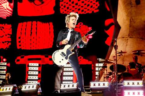 Green Day’s Billie Joe Armstrong Pauses Concert to Chew Out Audience Member