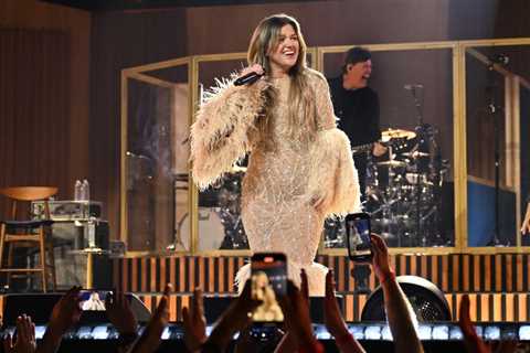 Kelly Clarkson Duets With Daughter River Rose on ‘Heartbeat Song’ During Vegas Residency Show