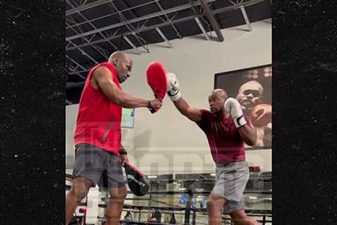 Adrian Peterson Begins Training For Boxing Match With Poker Rival