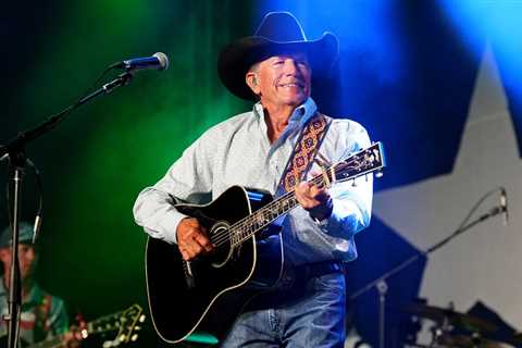 Garth Brooks Makes Surprise Performance During George Strait’s Texas Flood Benefit Concert