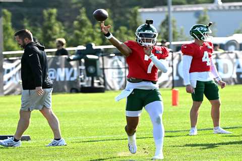 Jets’ training camp scrimmage devolves into sloppy mess