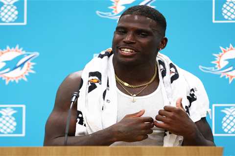 Things are getting weird between Dolphins coach Mike McDaniel and Tyreek Hill