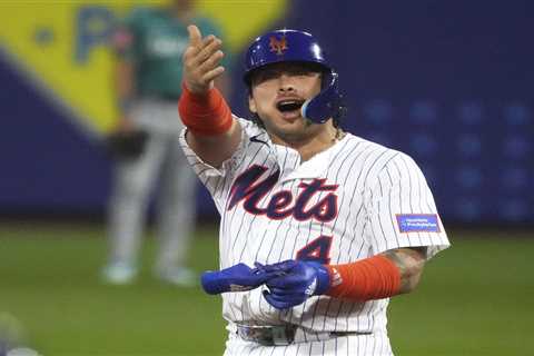 Francisco Alvarez exits Mets game early with hand injury in major concern