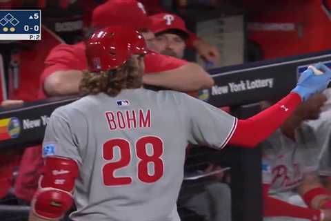 Mets-Phillies game delayed by bizarre outfield microphone complaint