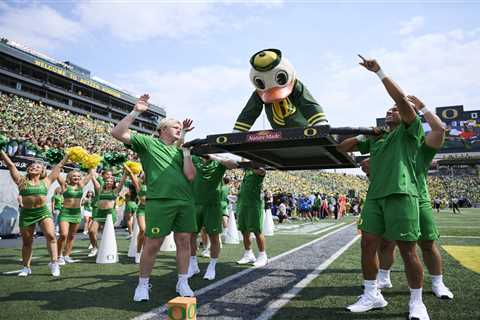 Oregon Duck hilariously loses head while running on field in wild mascot moment