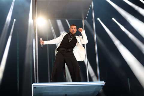 Ricky Martin Performs Megahits Medley, Accepts Latin Icon Award at VMAs: ‘I’m Addicted to..