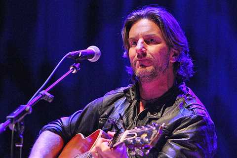 Grammy-Winning Singer-Songwriter Brett James Dies in Plane Crash