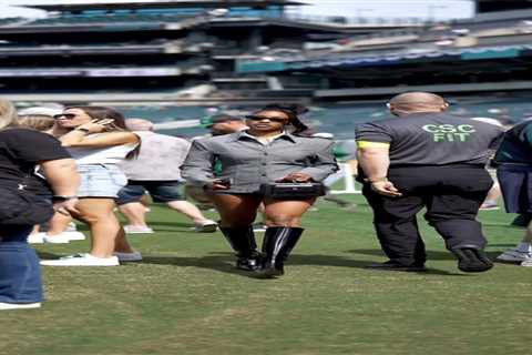 Eagles security guard caught checking out DeVonta Smith’s fiancée — the star receiver definitely..