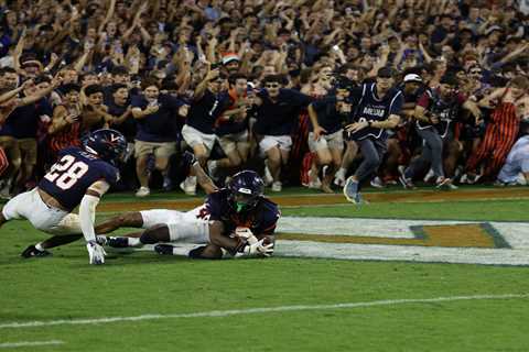 Virginia fans storm field after upset win over Florida State in bonkers college football scene