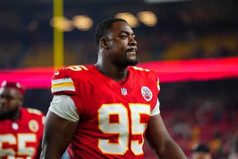 Chris Jones Hilariously Vibes to ‘Fate of Ophelia’ at Chiefs Press Conference & Taylor..
