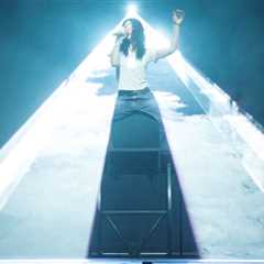 Lorde and ‘Stranger Things’ Star Sadie Sink Dance It Out to ‘Green Light’ at Singer’s O2 Arena Show ..