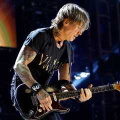 Keith Urban Covers ‘Pink Pony Club’ & Bob Marley During Private Party at President Trump’s..