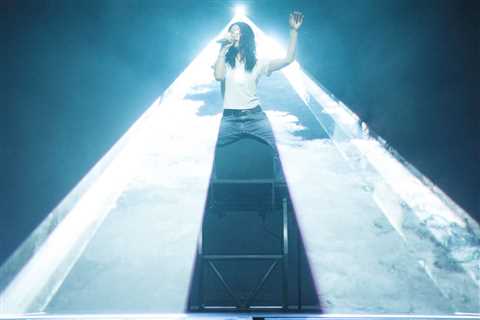 Lorde and ‘Stranger Things’ Star Sadie Sink Dance It Out to ‘Green Light’ at Singer’s O2 Arena Show ..