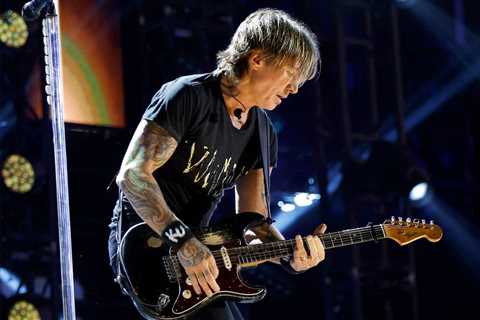 Keith Urban Covers ‘Pink Pony Club’ & Bob Marley During Private Party at President Trump’s..