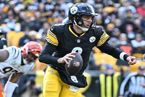 Aaron Rodgers wearing brace as Steelers QB question lingers