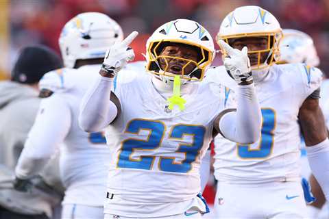 Chargers’ Tony Jefferson flips off Chiefs fans after being ejected for vicious hit on receiver