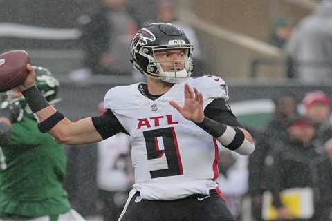 Packers sign Desmond Ridder with quarterback room in flux